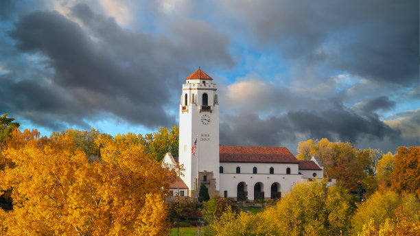 火车站在秋天的时候，天空中有云图片下载