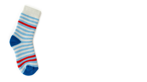温暖的冬天，孩子们的针脚袜子孤立在白色的背景。销售和购买。复制空间、模板图片下载