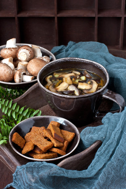 陶瓷杯新鲜蘑菇汤图片下载