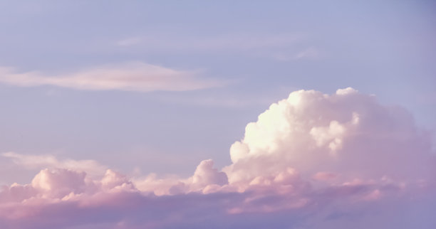 粉红色的云和蓝色的天空图片下载