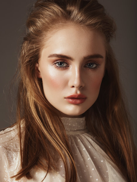 年轻美丽的女人穿着蕾丝裙的肖像图片下载