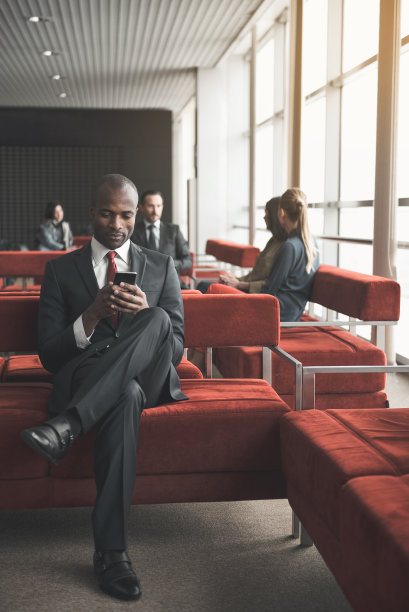 娱乐室里严肃的成年男性图片下载