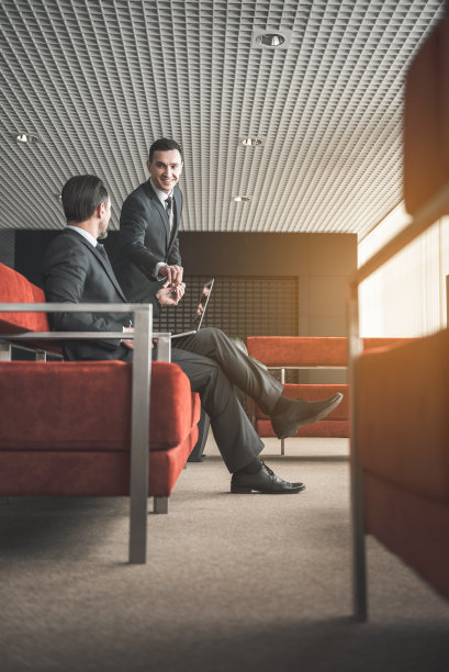 愉快的员工协助他的老板图片下载