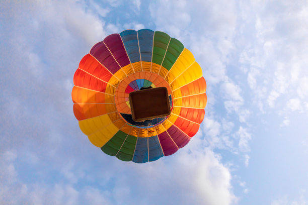 五颜六色的热气球在蓝天白云上飞过图片下载