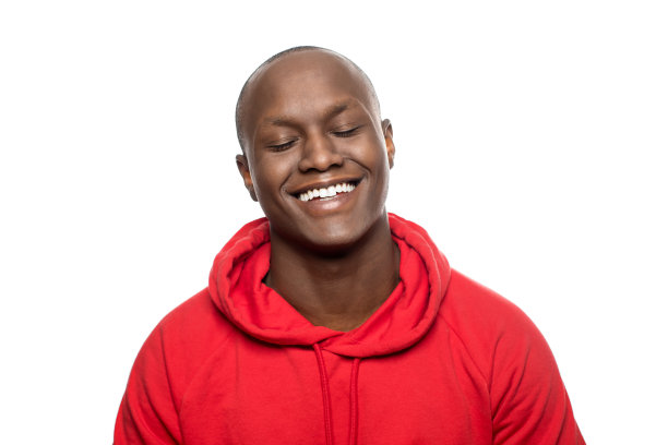 面带微笑，闭着眼睛，剃着光头的男人素材图片