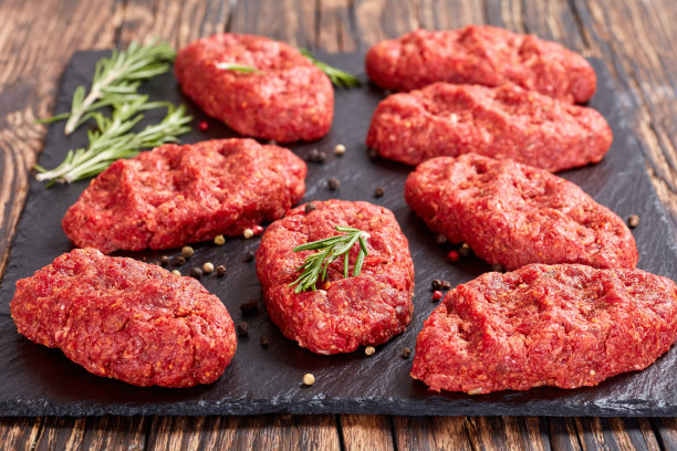 新鲜生索尔兹伯里牛排，特写图片下载