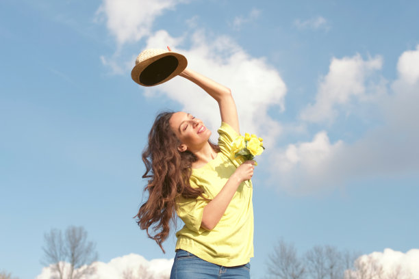 享受大自然的女人图片下载