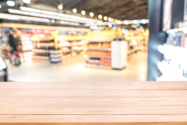 松木桌面模糊与散景购物中心。图片下载