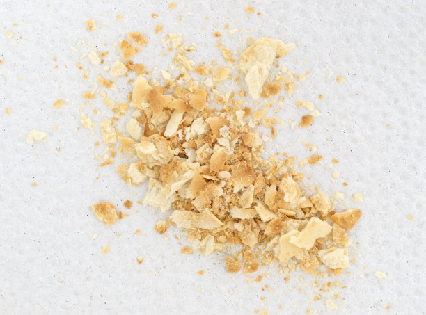 白色纸巾上的饼干屑图片下载