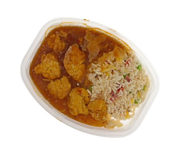 白色背景下的冷冻鸡块电视晚餐图片下载