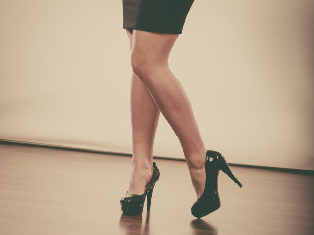 穿着黑色高跟鞋和黑色裙子的女人图片下载