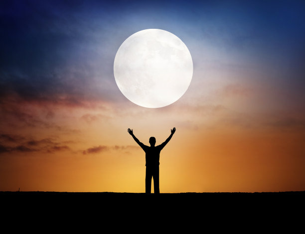 人类在看月亮。科教宗教团队背景。图片下载