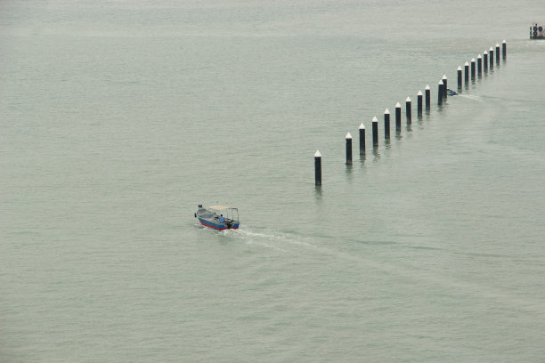 船离开码头图片下载