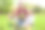 一个年轻女人和一个小女孩在花园里一起种花。帮助年轻妇女园艺的女孩图片下载