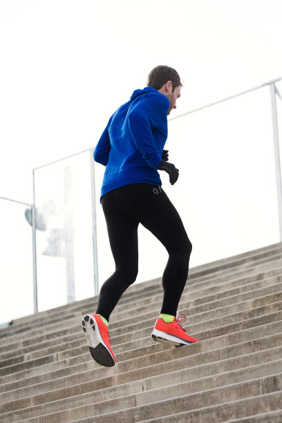 运动的年轻人在街上奔跑。图片下载