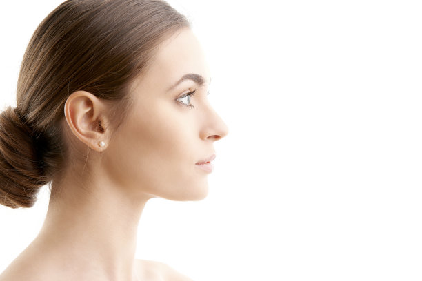 年轻女子的侧面对孤立的背景微笑图片下载