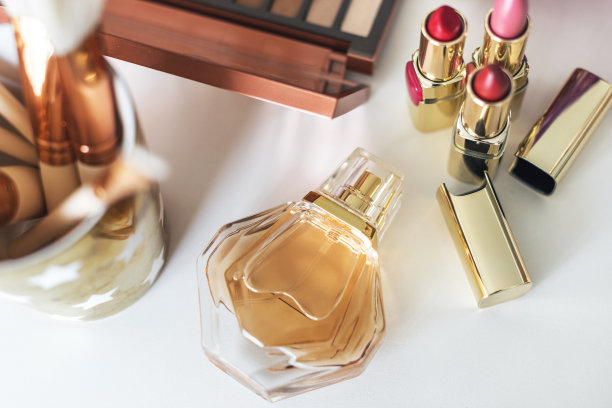 白色的桌子上放着各种化妆品图片下载