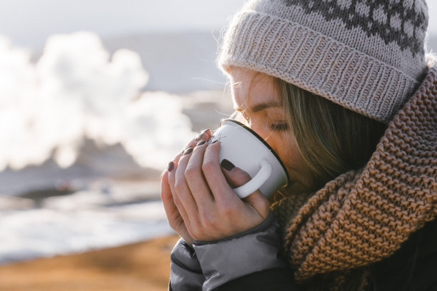 女人喝热茶图片下载