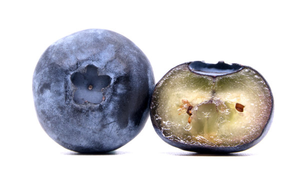 白色背景上分离出的新鲜浆果。图片下载