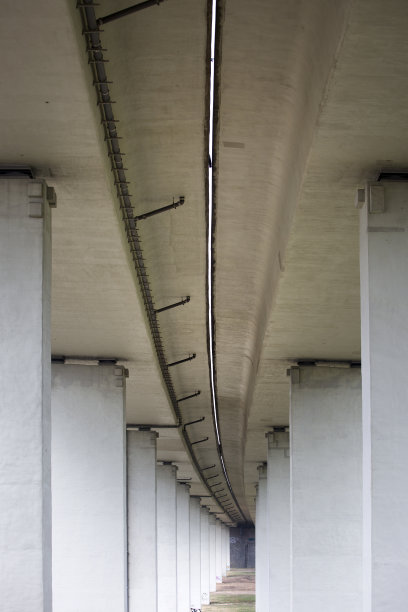 混凝土公路桥梁-低角度视图图片下载