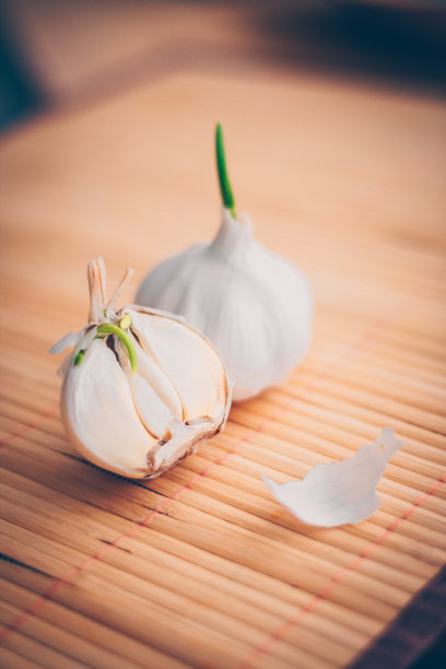 厨房里的大蒜，蒜瓣和蒜头素材图片