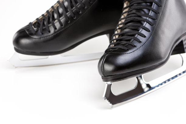 一双专业男子花样滑冰鞋在一起。在白色背景。图片下载