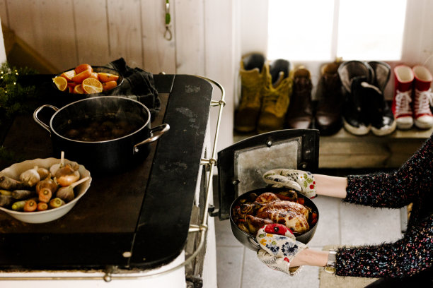 女人拿出圣诞烤鸡图片下载