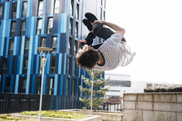 在城市里翻筋斗的Freerunner图片下载
