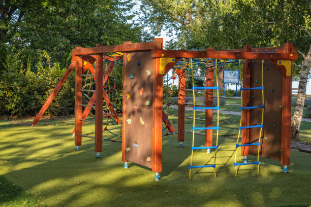 在匈牙利的一个阳光明媚的日子里，孩子们的游乐场图片下载