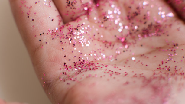 儿童手上的粉色闪光特写微距照片，时尚美容行业图片下载