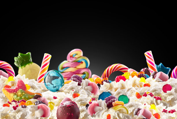 奶昔加糖和鲜奶油，正面。疯狂的食物潮流。俯视图鲜奶油，充满浆果和果冻糖果，巧克力糖果。彩色鲜奶油概念。怪物摇，怪物摇的概念图片下载