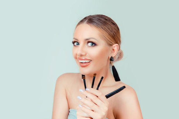 超级兴奋的美妆艺术家拿着眼影刷图片下载