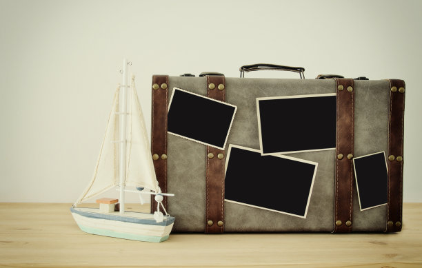 图片的旧古董行李，古董船和空白照片的摄影蒙太奇模型在木地板上。图片下载