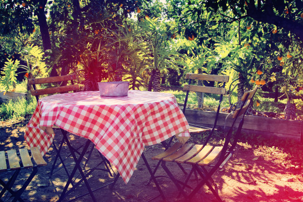 乡村餐厅的形象与复古的桌椅户外。图片下载