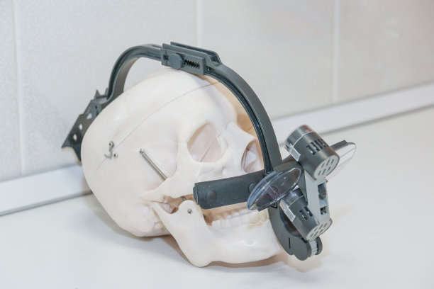 白色桌子上白色头骨上的牙科望远镜。头盖骨。牙医护目镜，牙医办公室的防护眼镜。牙医。牙科放大镜。素材图片