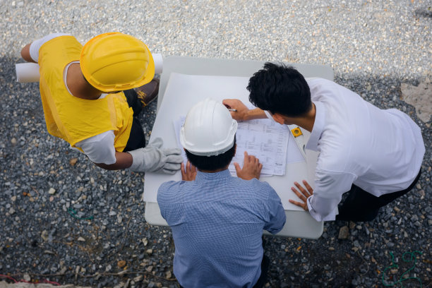 工程师团队的平面布置和蓝图图片下载