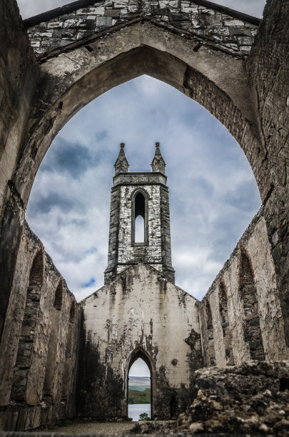 爱尔兰多尼哥废弃的没有屋顶的教堂成为废墟图片下载