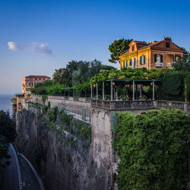 意大利索伦托的悬崖俯瞰，下面是多风的街道图片下载