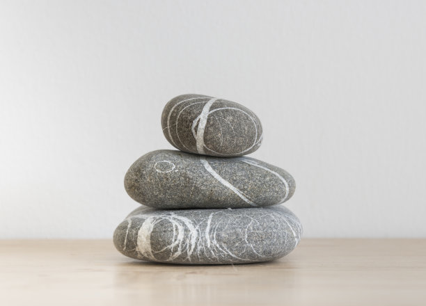 堆放有条纹的鹅卵石图片下载