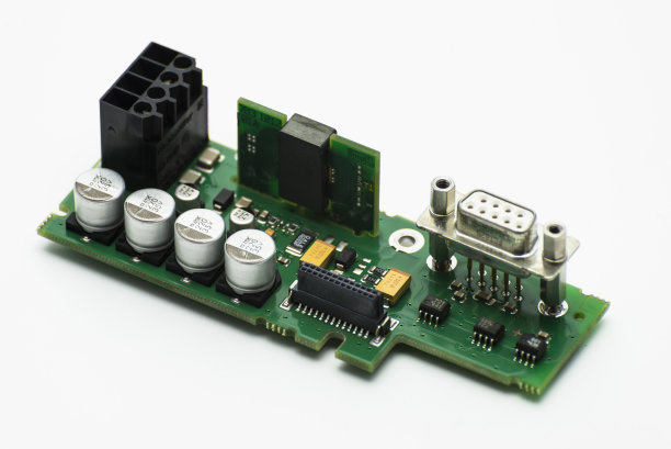 集成电路与可见电容和VGA连接器。图片下载