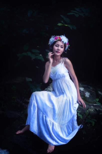 全身式少女佩带鲜花图片下载