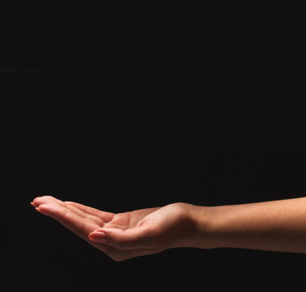 女人手心张开孤立上黑图片下载