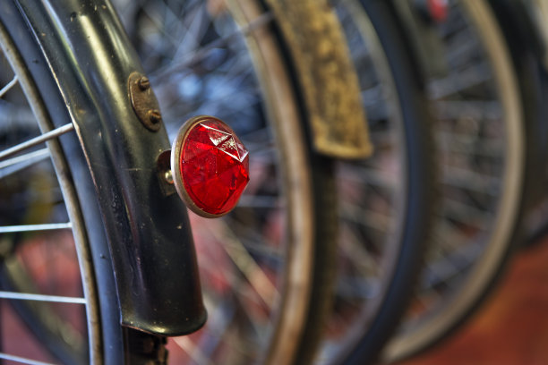 老式黑色自行车的后部图片下载