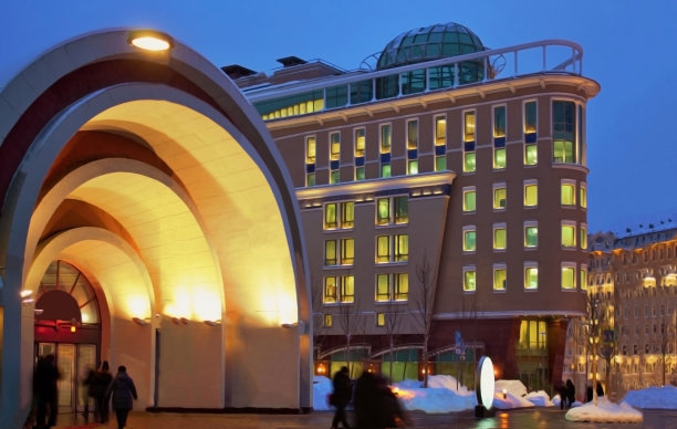 日落时分，蓝天映衬下的大房子。图片下载