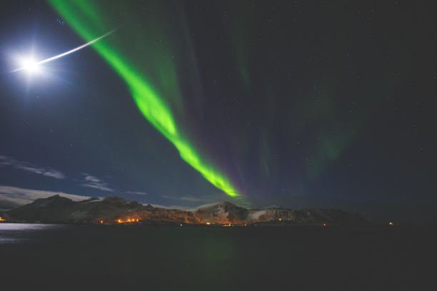 美丽的图片巨大的彩色绿色充满活力的北极光，北极光也被称为北极光在挪威，罗浮敦群岛的夜空图片下载