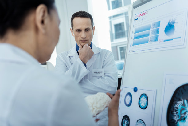 正在讨论未来神经外科手术的专业医生素材图片