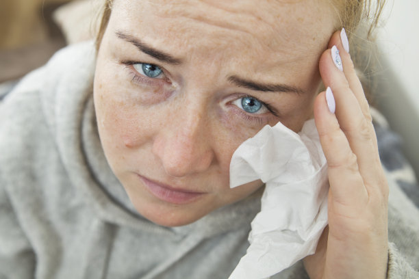 蓝眼睛的年轻女子头痛。健康和疼痛。特写肖像。图片下载