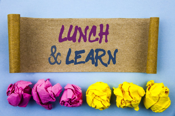 书写文字展示午餐与学习。概念含义演示培训板课程内容写在蓝色背景的纸上图片下载