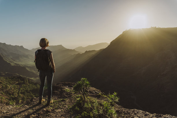 山上的一个女人素材图片