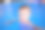 戴着泳镜的小男孩在游泳池里微笑图片下载